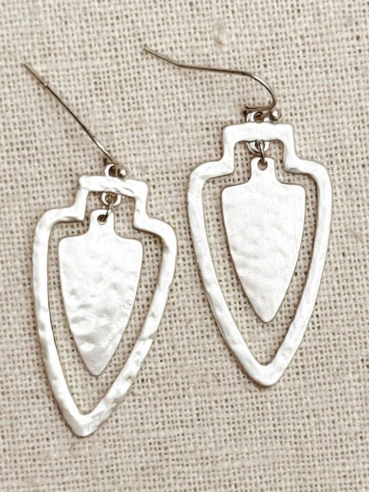 Gehämmerte matte Silberpfeilspitzen-Ohrringe für den Großhandel von Juniper Wish