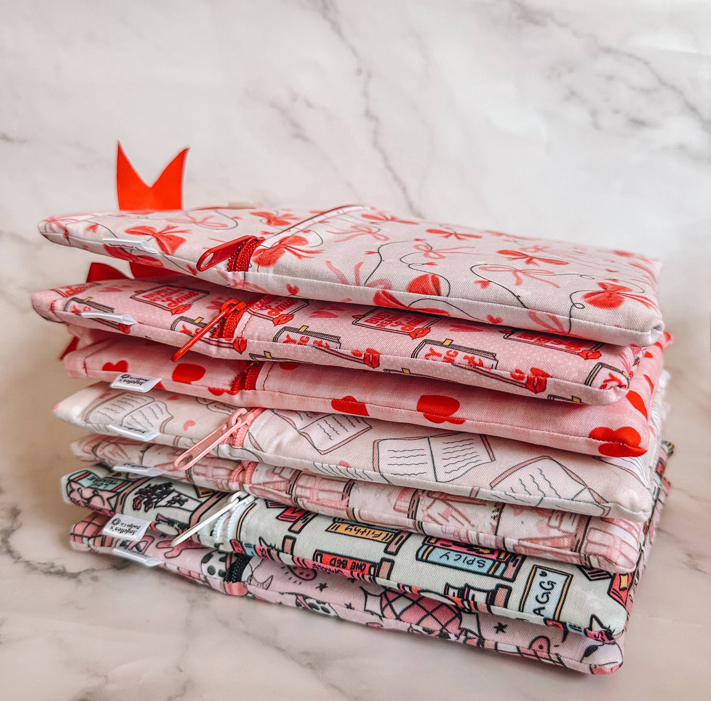 Angelica’s Design Co. - Wholesale Boekomslag - DRUK BEZIG MET HET LEZEN VAN EEN SMUT-BOEKOMSLAG4