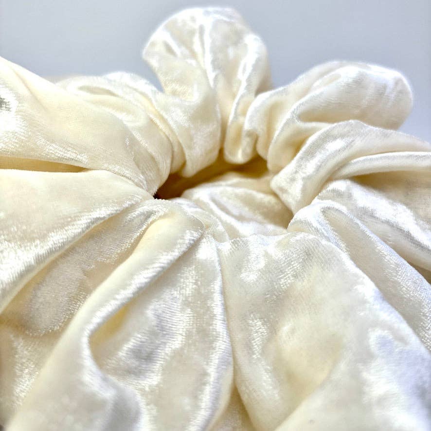 Enchanted Scrunch - Wholesale Scrunchie - Dames - Ivory Crushed Velvet kerstscrunchie2