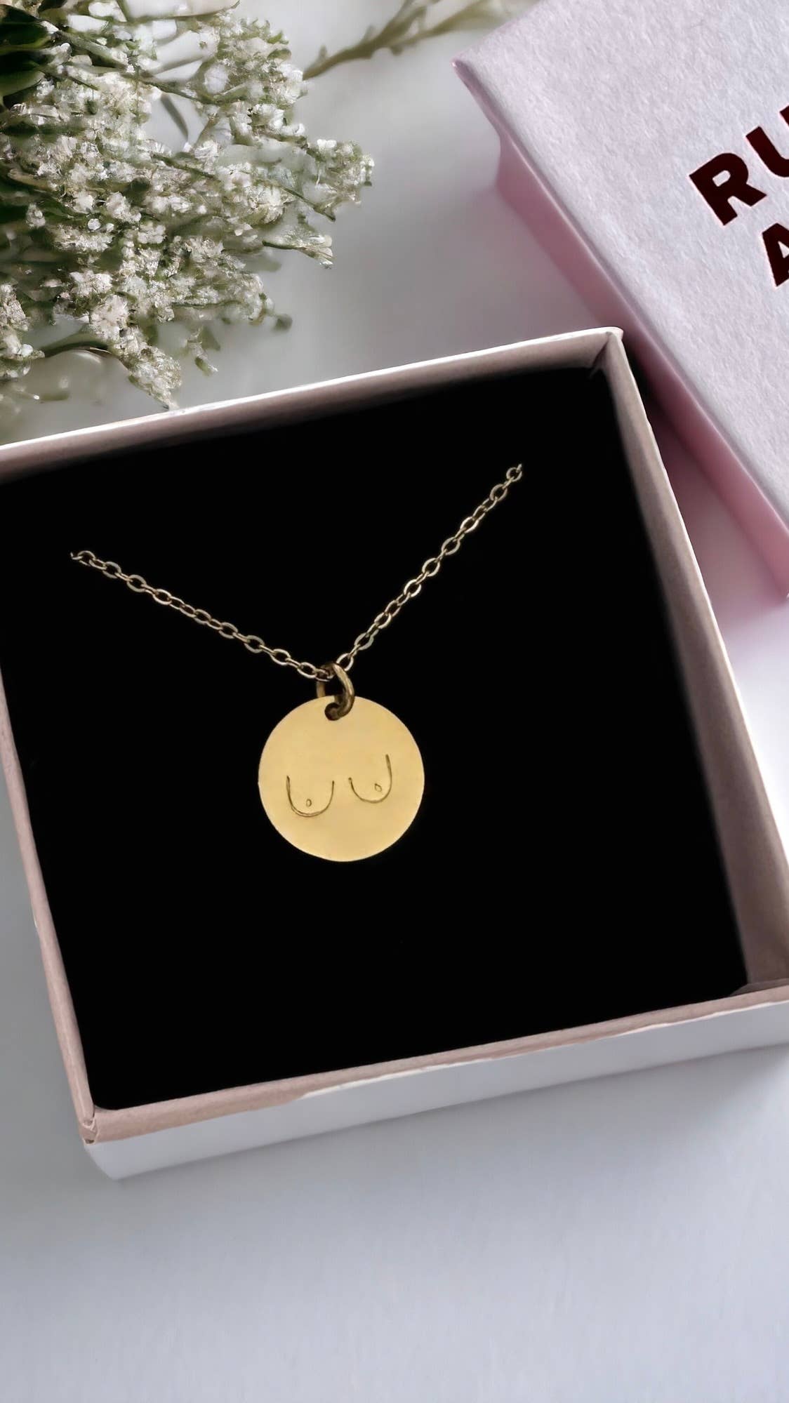 Rudies and Co – Großhandel Kette mit Anhänger/Charm – The Boob / Brustscheiben-Anhänger1