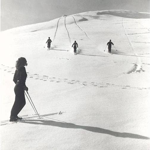 Kunstdruck WS-104 Skifahrer ziehen Spuren für den Großhandel von Found Image Press