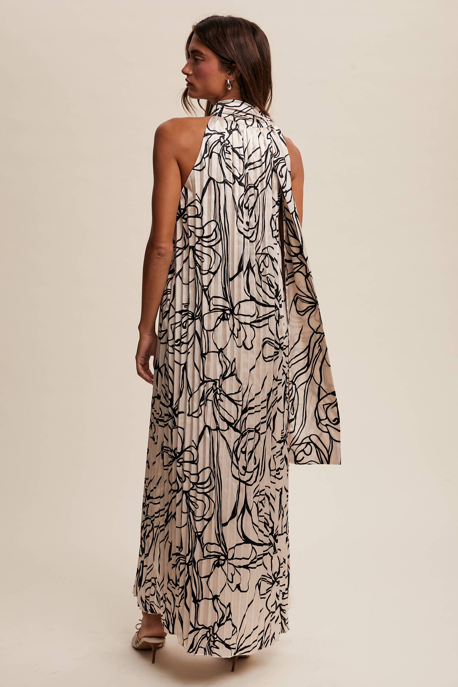 Listicle – Vestido - Mulher por atacado – Vestido maxi plissado de cetim com estampa floral e gola halter20