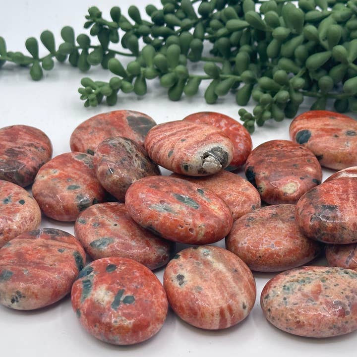 Solsten med blå apatit håndsten/pudeform for engroshandel hos Meraki Gemstones