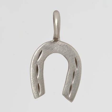 Breloque fer à cheval gravée à la main pour la vente par Jane Diaz NY