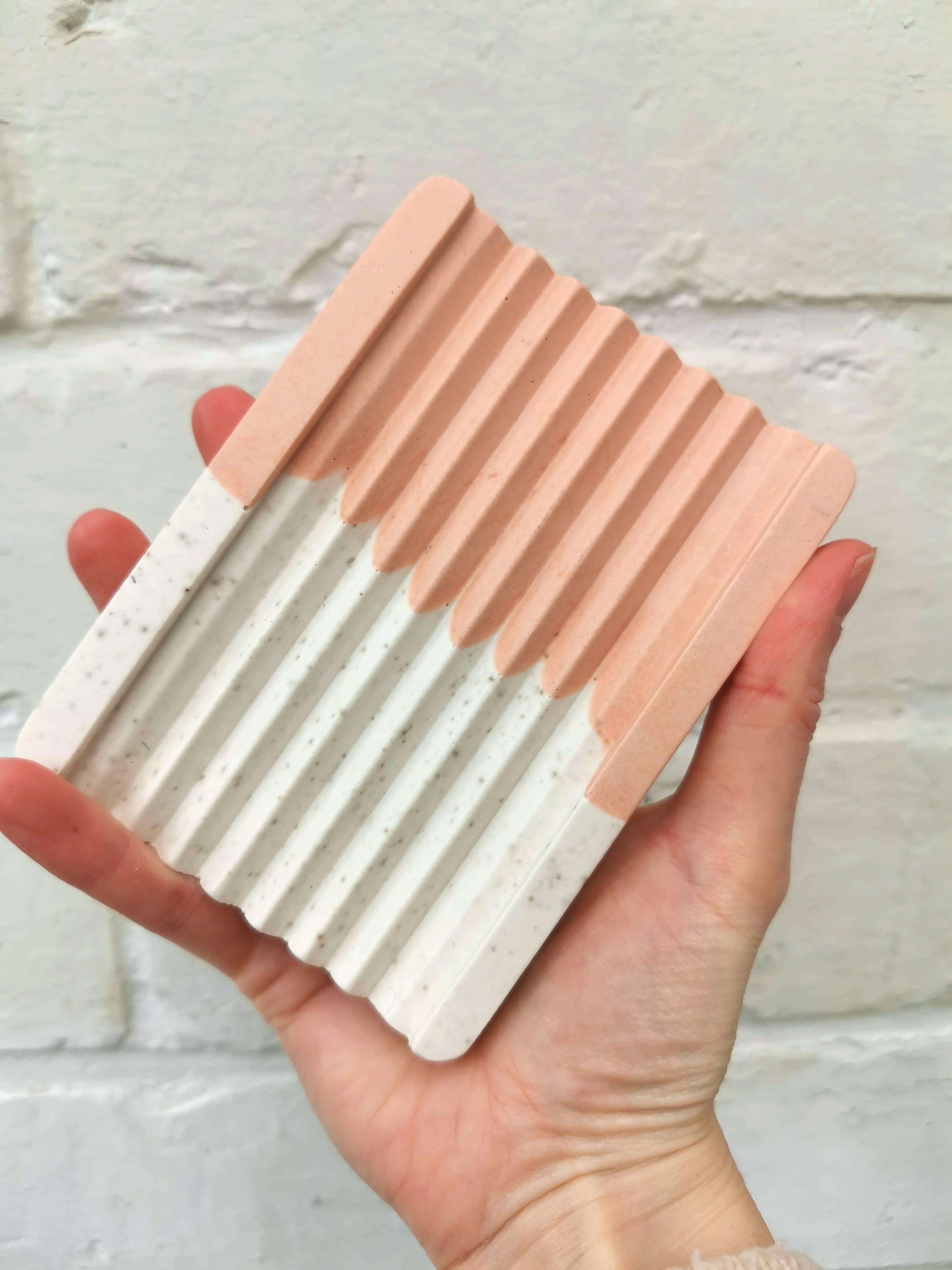 Vinci dEco – Engroshandel Sæbeskål til bad – Sæbeholder i akryl og gips i nude farver1