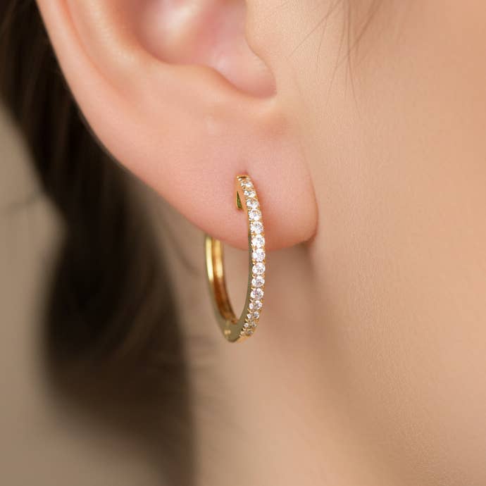 Boucles d'oreilles créoles moyennes en or massif 14K avec diamants pour la vente par Triple C Diamonds