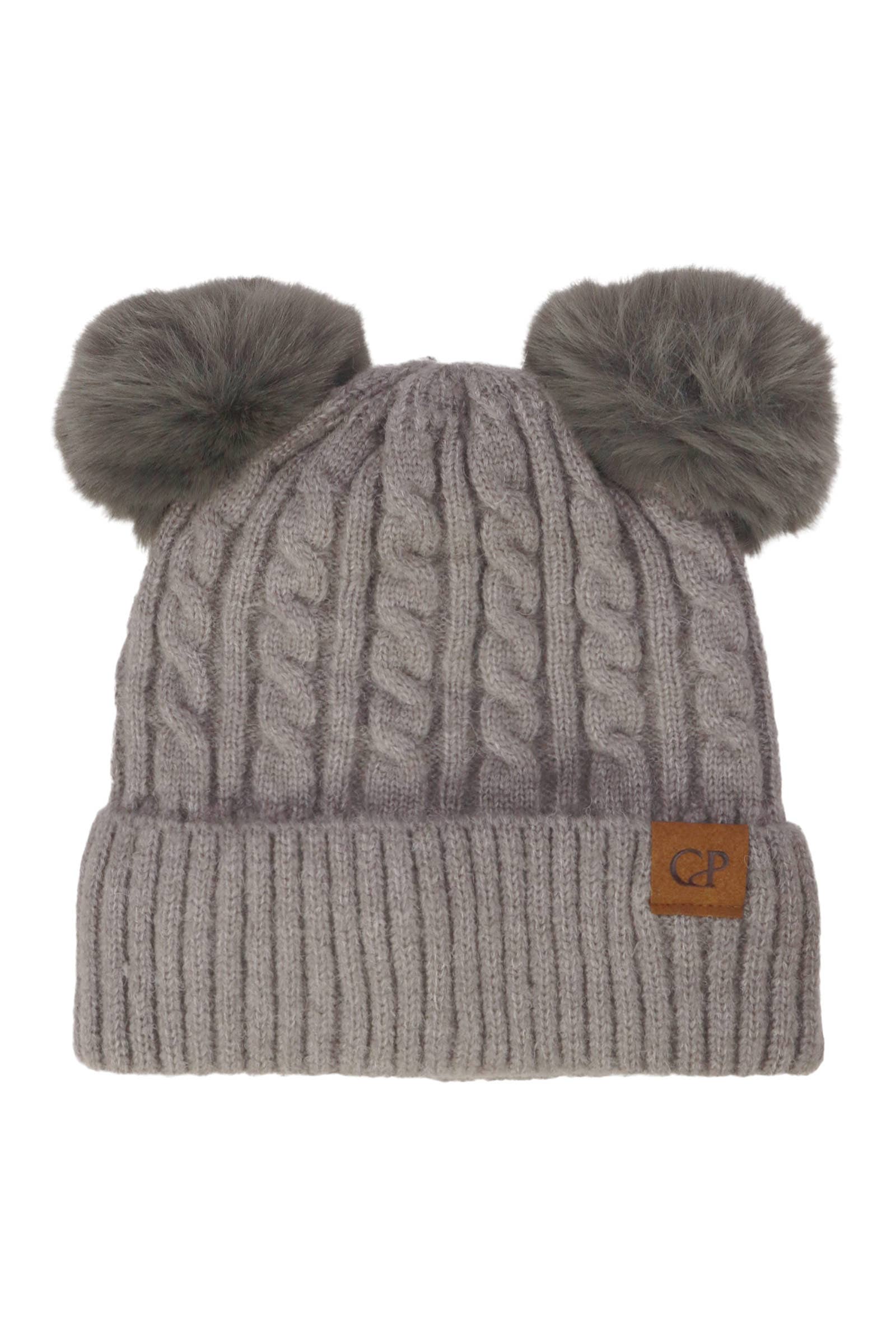 ASSORTI Zachte Neutrale Kabelgebreide Dubbele Pompon Muts voor groothandel op Faire8