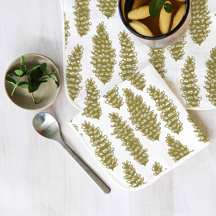 Lot de 4 serviettes cocktail en lin avec motif pommes de pin pour la vente par Muse Textiles