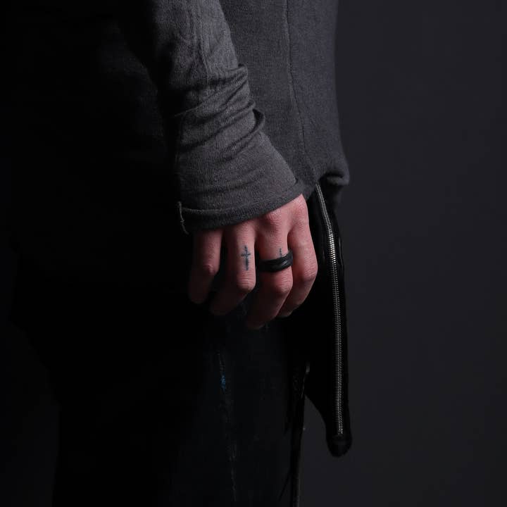 ANILLO DE CUERO Y PLATA CON CRUCES para venta al por mayor de Alberto Gallinari