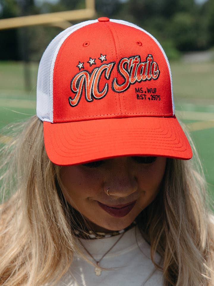 Universidad Estatal de Carolina del Norte: ¡Vamos NC State Sombrero! para venta al por mayor de Girl Tribe Co