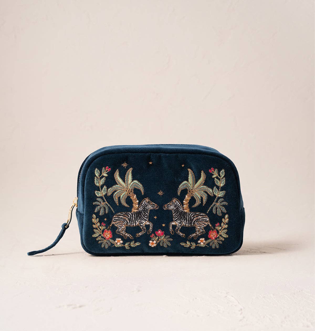 Elizabeth Scarlett Ltd – wholesale Make-up/cosmetic bag – Wild Zebra Palm Makeup Bag0