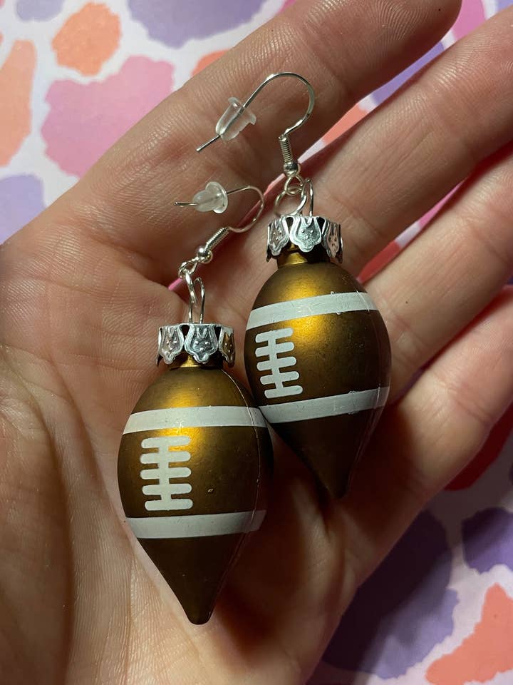 Atterraggio!! Mini orecchini decorativi a forma di pallone da calcio! Disponibile in oro o argento! per la vendita all'ingrosso da parte di R59Creates