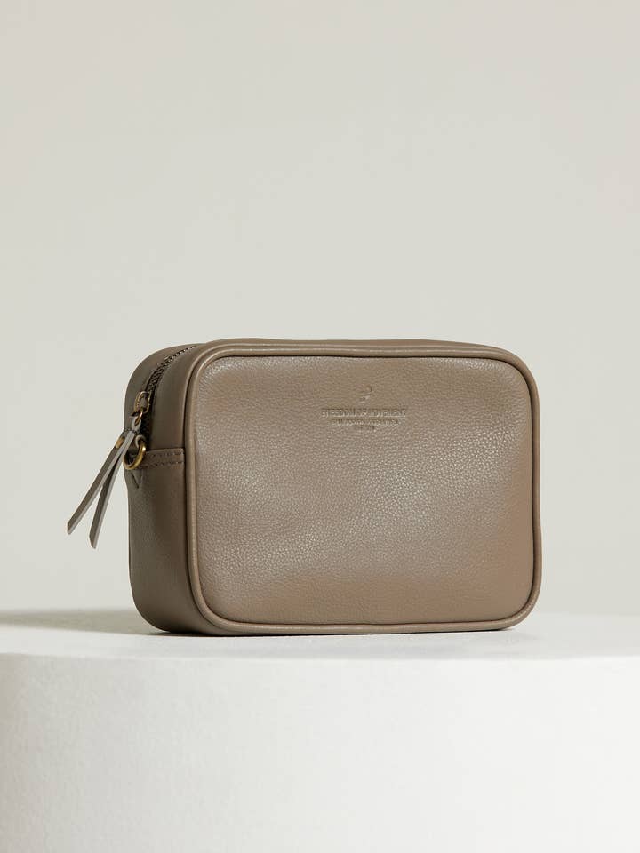 Mala a Tiracolo Block Betty - Taupe por atacado de Freedom of Movement (SA) Ltd