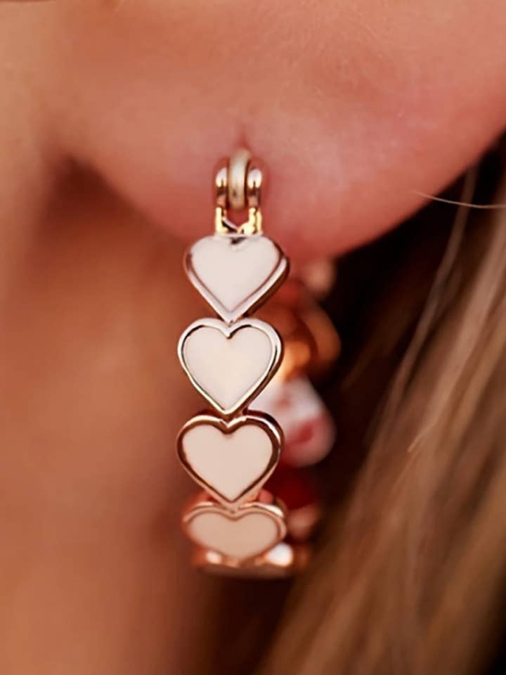 Boucles d'oreilles créoles plaquées or cœur blanc pour la vente par Suhkasana