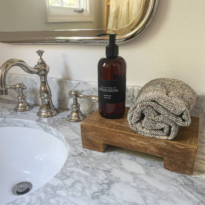 Sandstone & Sage – Engroshandel Pyntebakke – Håndlavet Teak Sokkel | Rektangulær Displaybakke til Hjemmedekoration3