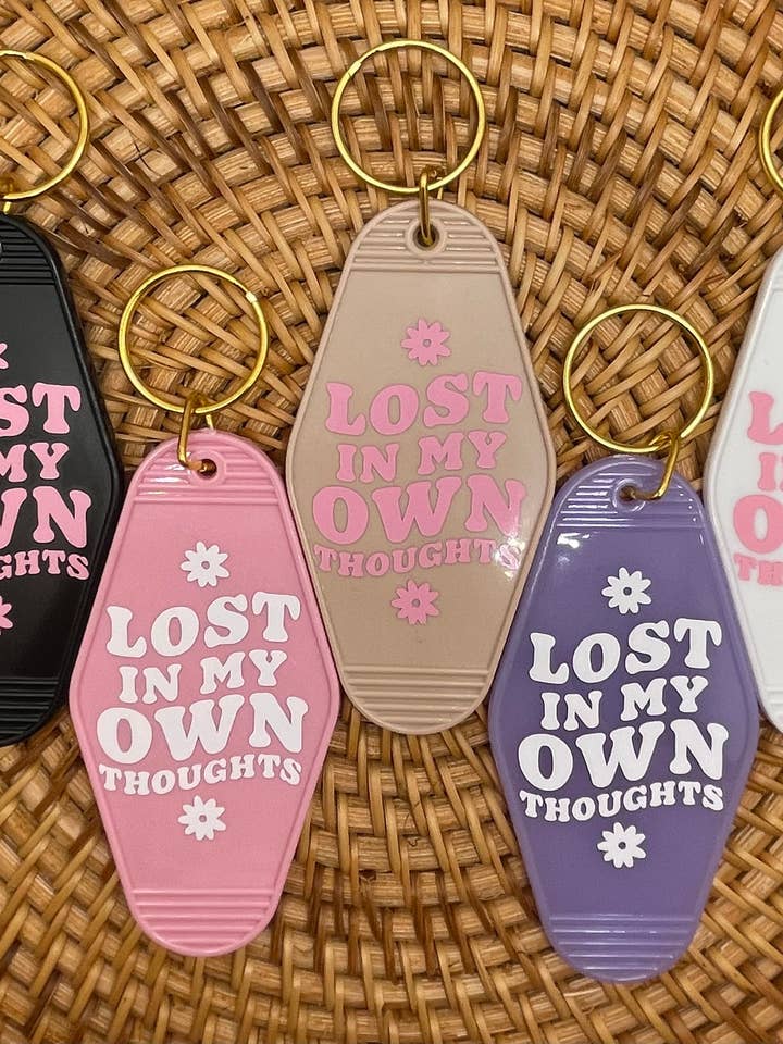 Llavero de estilo retro con diseño de Lost in My Own Thoughts, para venta al por mayor de Jeanne Mari & Co