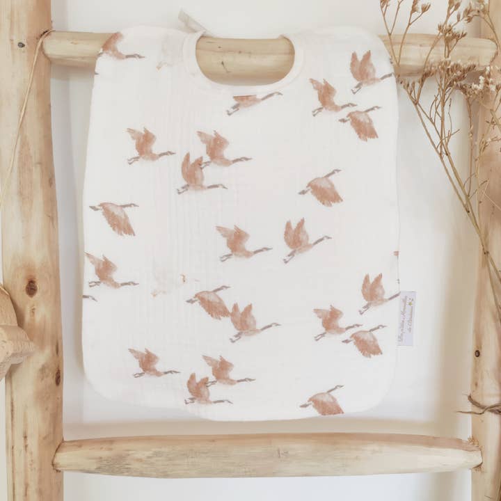 Stor ecru „Wild Geese“ babysmæk i dobbelt gasbind og økologisk bomuldshonningkage for engroshandel hos Les p'tites Merveilles de Bérénice