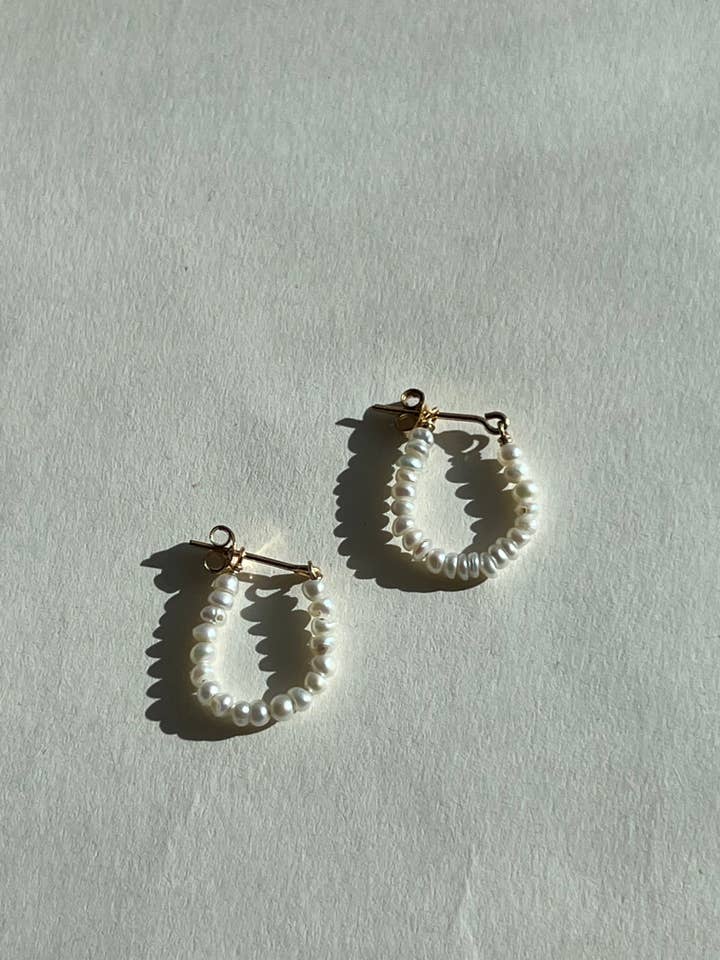 Boucles d'oreilles Pebble Hoop pour la vente par Marida Jewelry