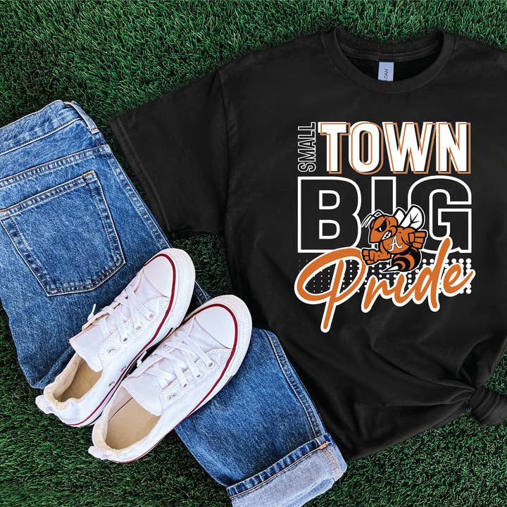 Maglietta Grafica da Calcio "Piccola Città Grande Spirito" per la vendita all'ingrosso da parte di Southern Attitude Designs Inc