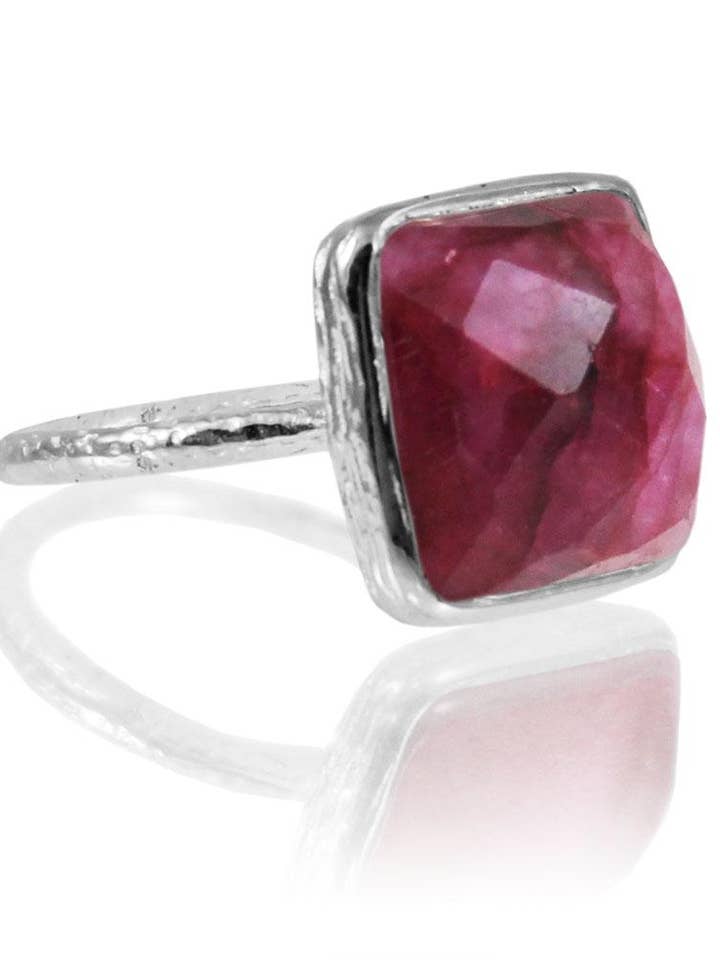 Grande bague carrée empilable Capri Rubis pour la vente par Sikara & Co.