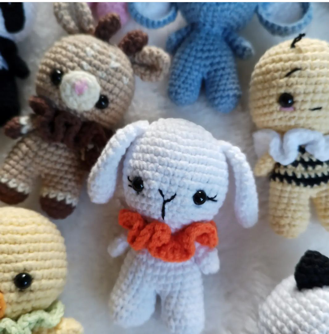KLABELGIFT – Großhandel Kuschel-/Plüschtier – Kind & Baby – Amigurumi Häkeltier Mini-Spielzeug Schlüsselanhänger, Bio-Spielpuppe6