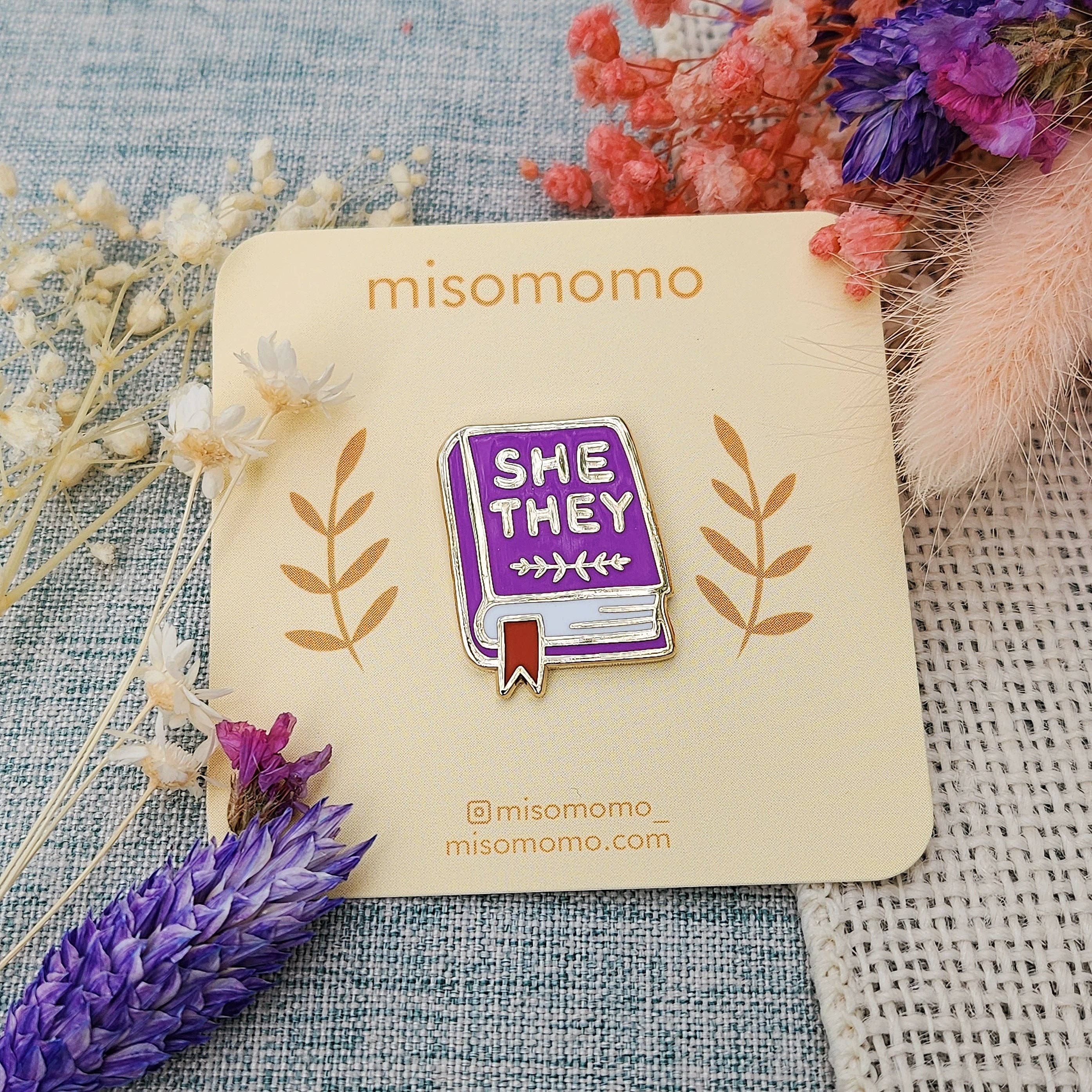 misomomo - Vendita all'ingrosso Spilla da bavero - Pronome Book Pin - lei/they4