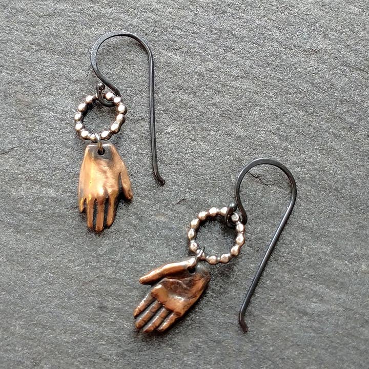 Boucles d'oreilles Hamsa en bronze et argent faites à la main pour la vente par Symbology by Alice Scott