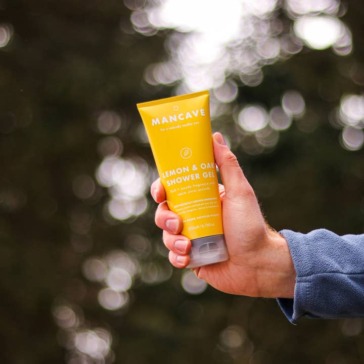 ManCave - Vendita all'ingrosso Bagnoschiuma/gel doccia - Gel Doccia Uomo | 200ml | Profumo di Limone e Quercia | Formulazione Naturale | Regalo per lui3