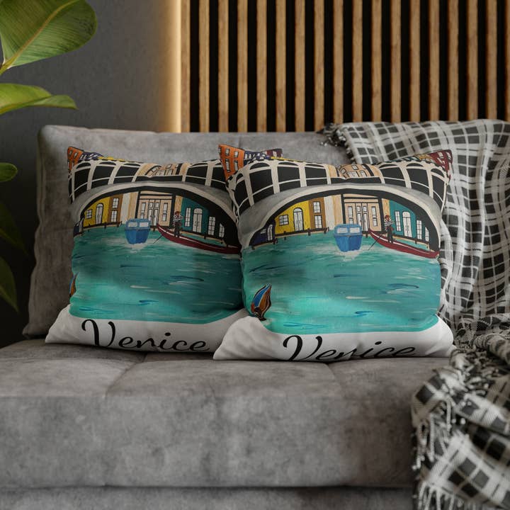 Housse de coussin blanche Venice, cadeau parfait pour la vente par See Joy Creative