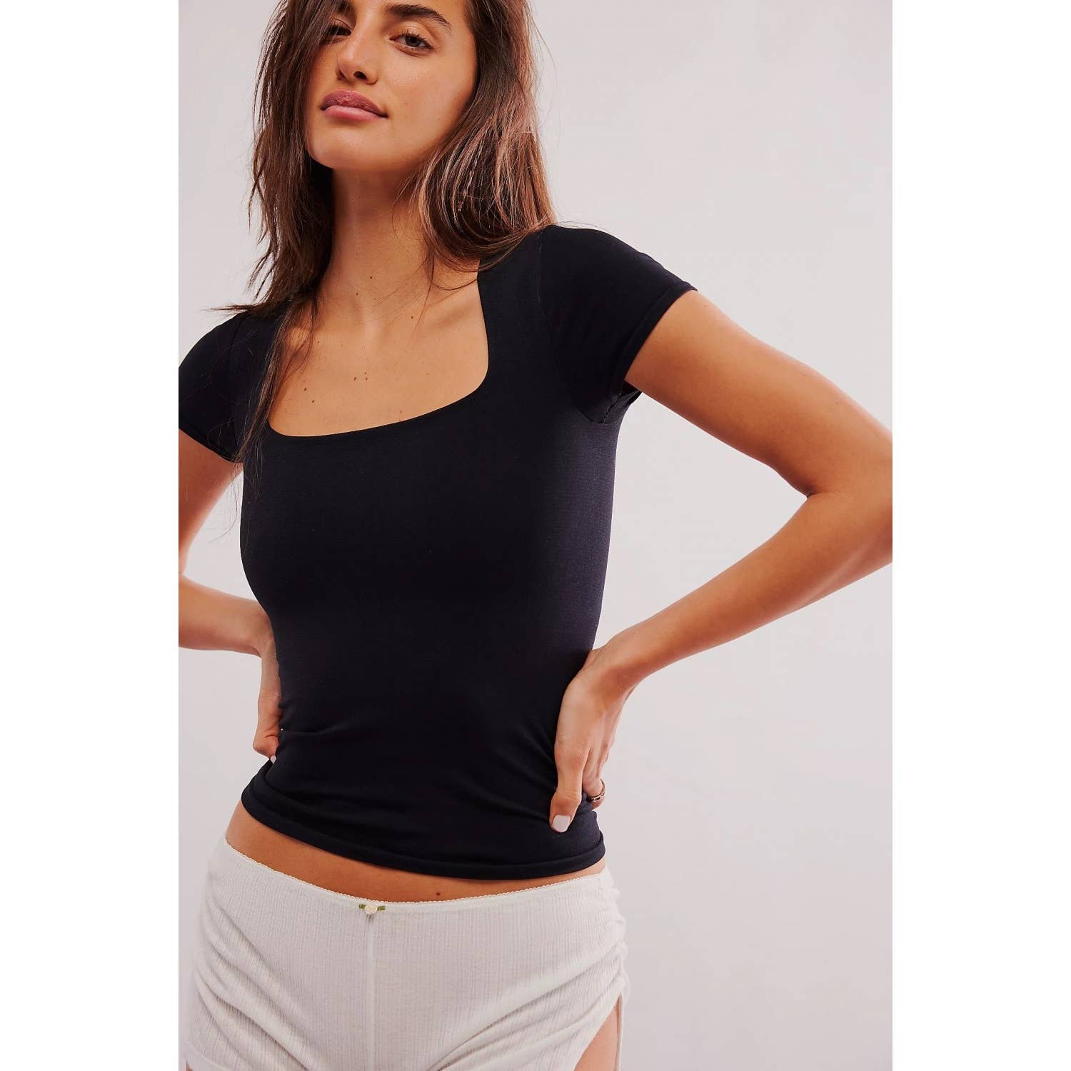 Apolline - Vente Haut en maille – femme - Haut à manches courtes et encolure dégagée à double épaisseur Contour2