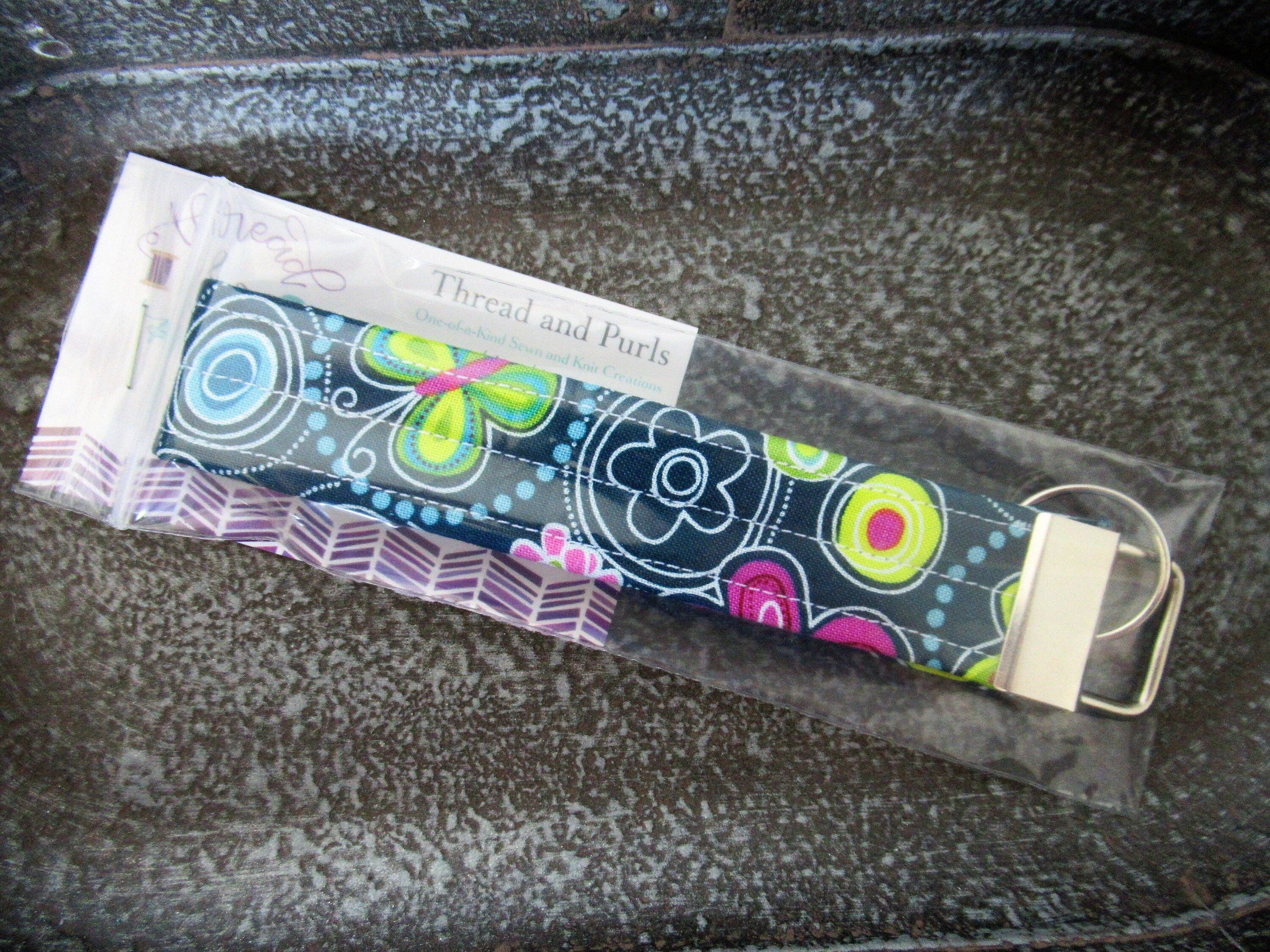 Thread and Purls – Großhandel Schlüsselanhänger – Damen – Schlüsselanhänger-Armband, Blaugrüner Armband-Schlüsselbund, Blaugrüner Schlüsselanhänger, Schlüsselanhänger-Armband, türkisfarbener Armband-Schlüsselbund, marineblauer Schlüsselanhänger, blaugrünes Handgelenkband8