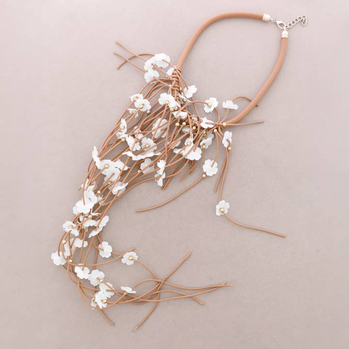 Gummihalskette mit Fransen und Blumen für den Großhandel von Sonata