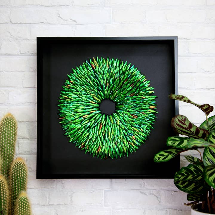 Marco para caja de taxidermia con forma de mosaico Jewel Beetle Elytra para venta al por mayor de Curated Studio