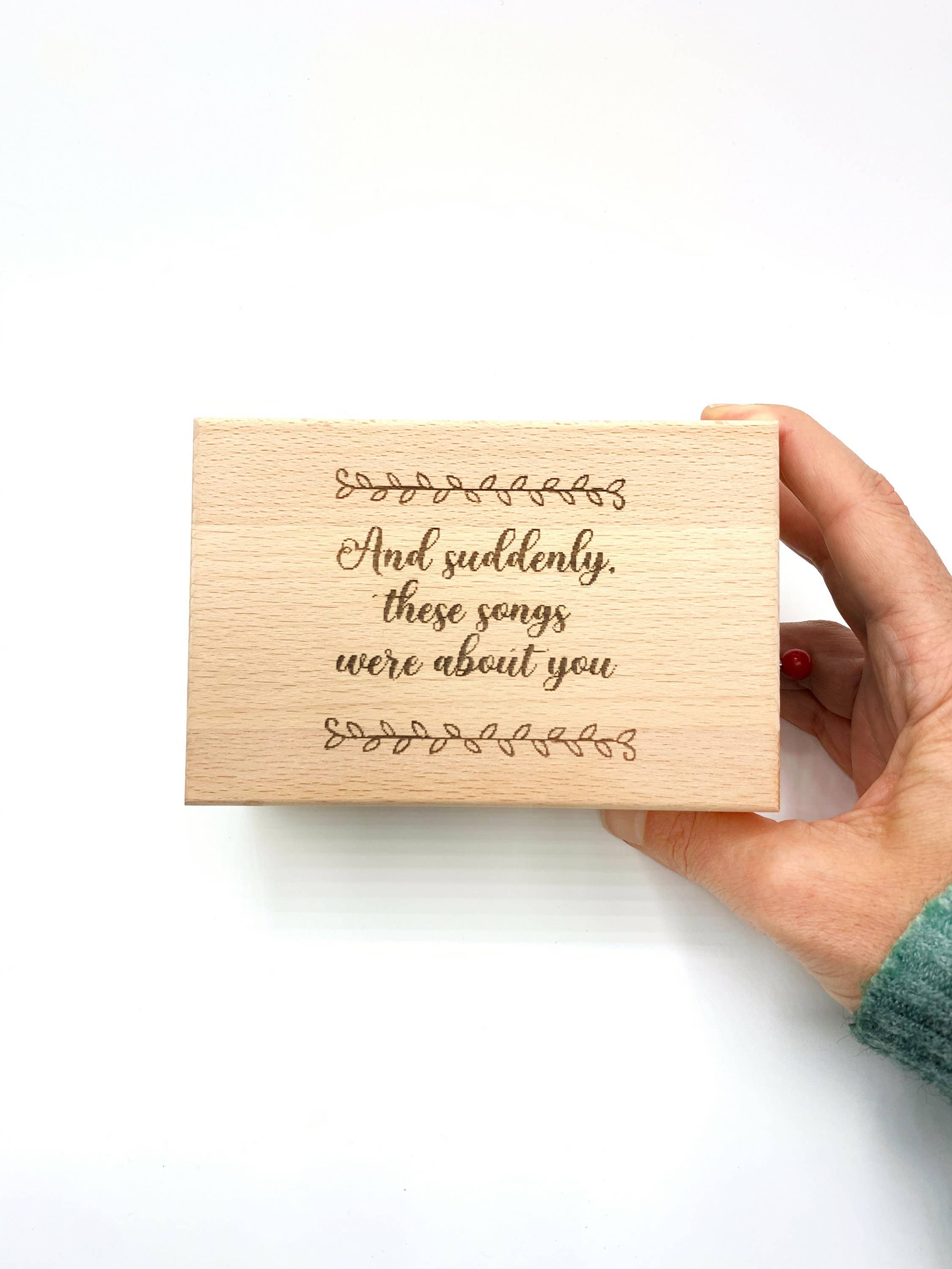 esdemusica by Rocio – Caixa de música - Crianças e bebés por atacado – Citação de amor poderosa gravada em uma caixa de música. Aniversário de casamento