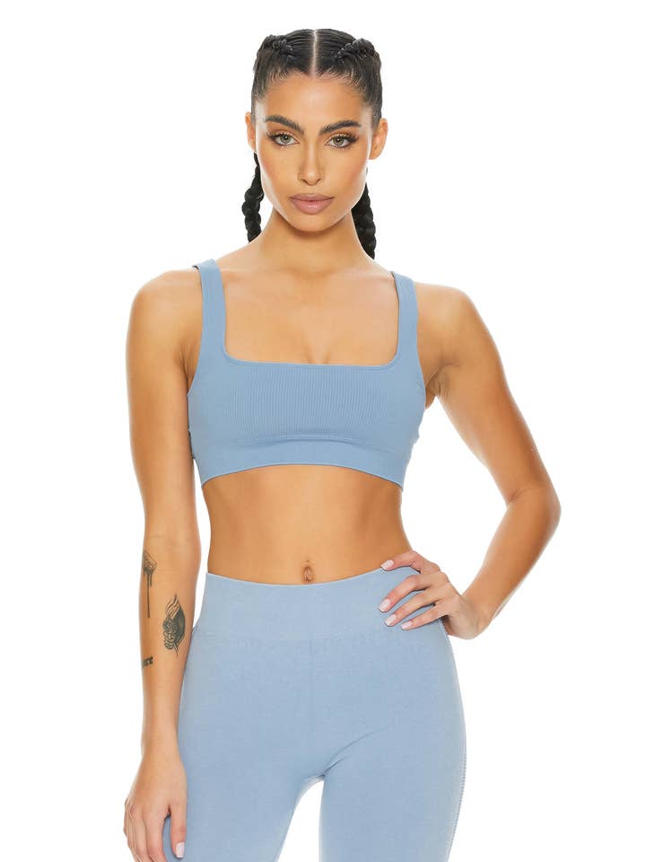 Soutien-gorge de sport rehaussant sans coutures à col carré | Azure pour la vente par The Beginning Of…