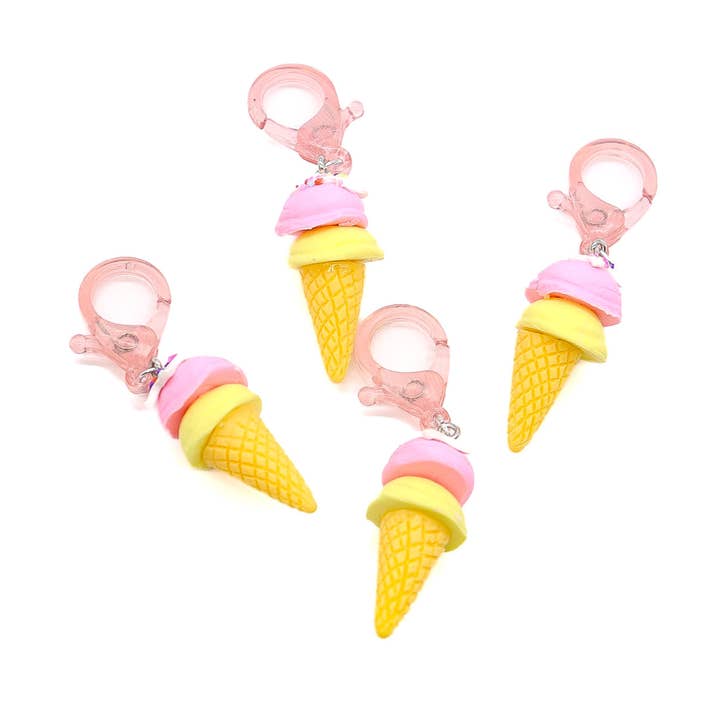 Schlüsselanhänger in Form einer Eiswaffel in Rosa für den Großhandel von The Charm Bar Company