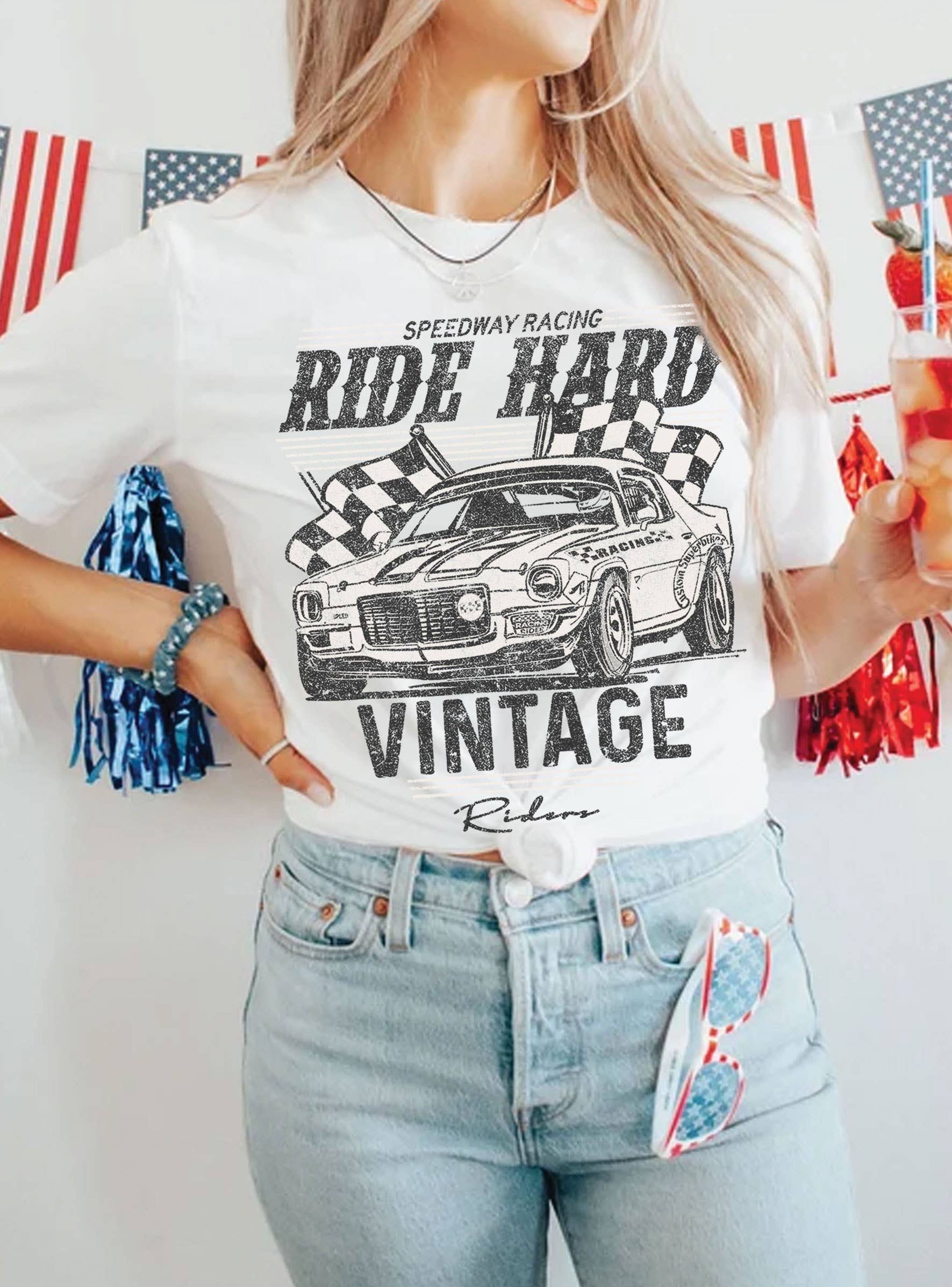 Rustee Clothing - Wholesale T-shirt met print - Dames - Ride Hard vintage t-shirts met auto graphic0