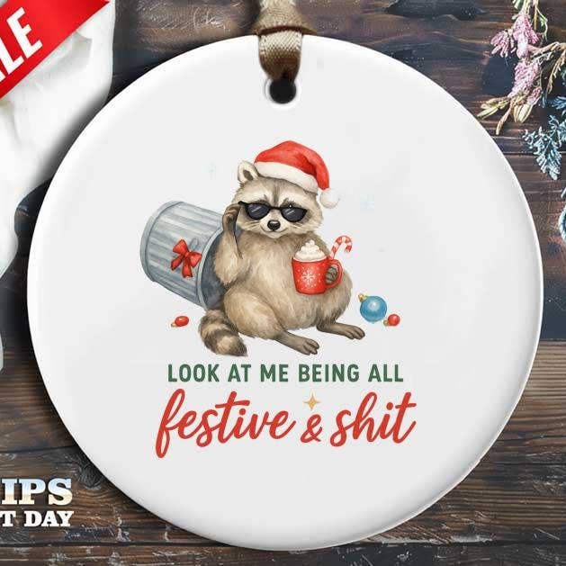 Ornement de Noël Raton Laveur Amusant, Tout Festif pour la vente par VenusArtsShop