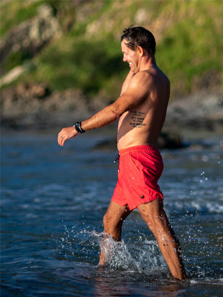 Portsea Red - Boardies (Hommes) pour la vente par Back Beach Rd