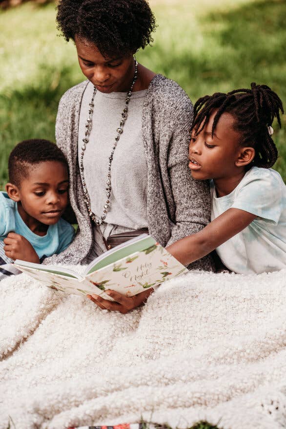 Gibbs Smith - Wholesale Religion - O Holy Night : An illustrated collection of Christmas Carols5