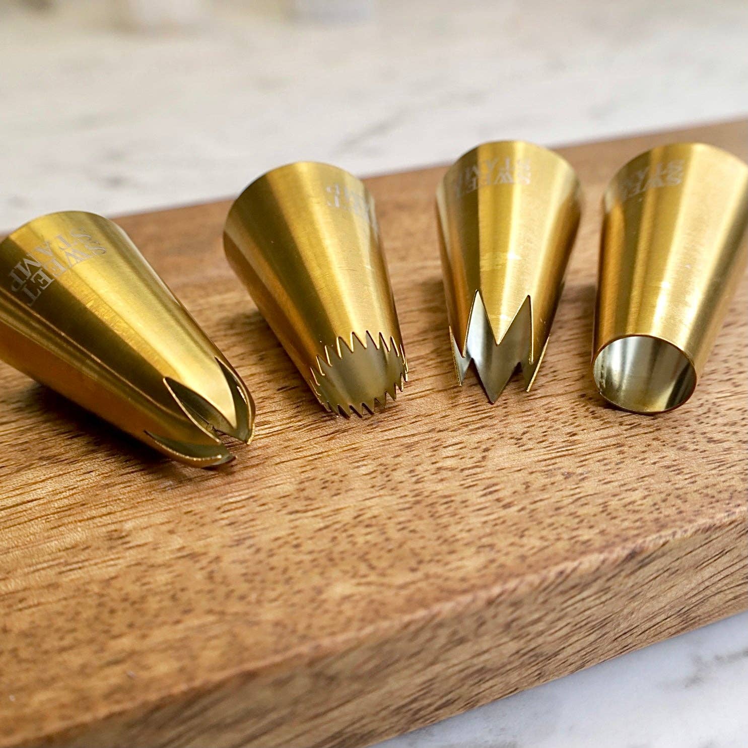 Sweet-Stamp - Venta al por mayor Kit de decoración de tartas - Boquilla para manga pastelera Sweet Stamp - Pétalo de rosa1