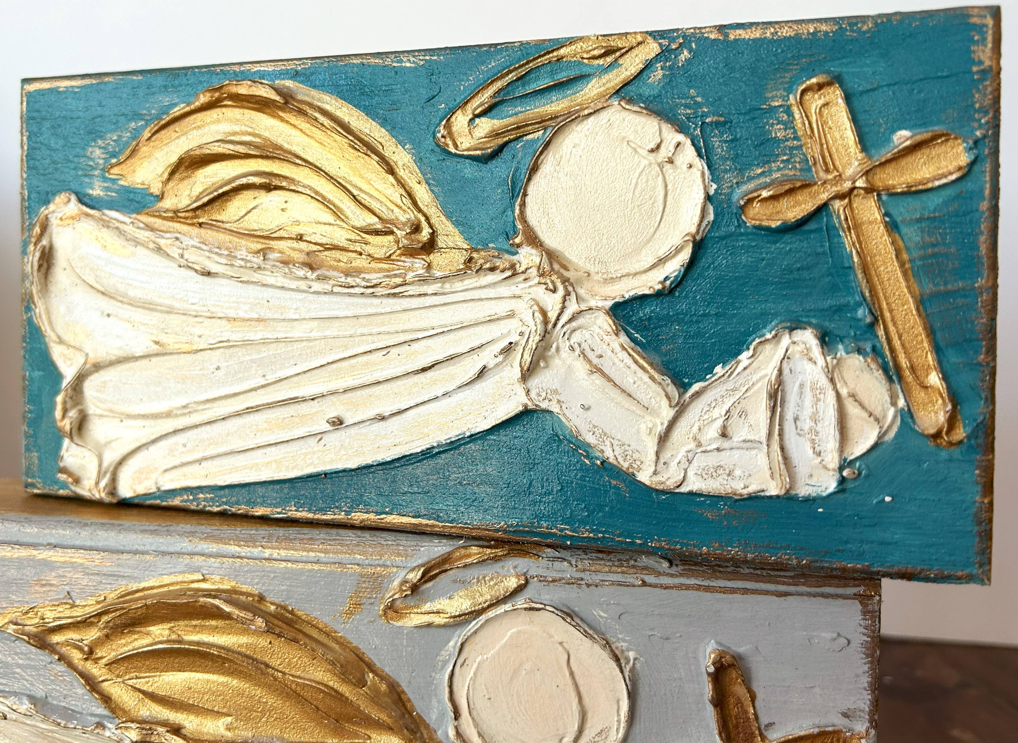 Coddiwomple – wholesale Christmas decoration – Flying Angel with cross painted textured block Christmas4