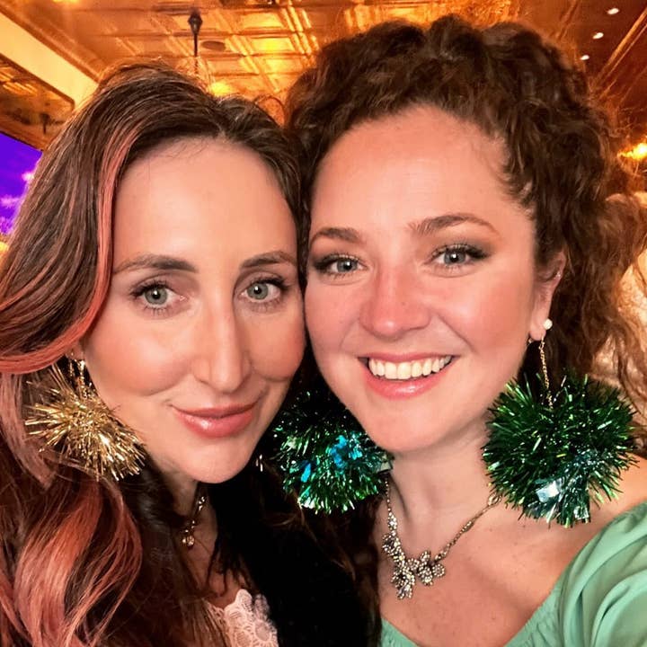 Pendientes con pompones mixtos azules y verdes para venta al por mayor de Rahya Jewelry Design