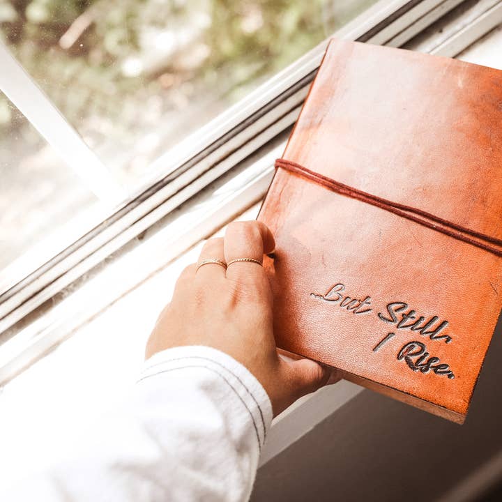 Soothi | Containers Of Creativity - Vendita all'ingrosso Diari/agende - Diario in pelle con citazione But Still I Rise - 8x61