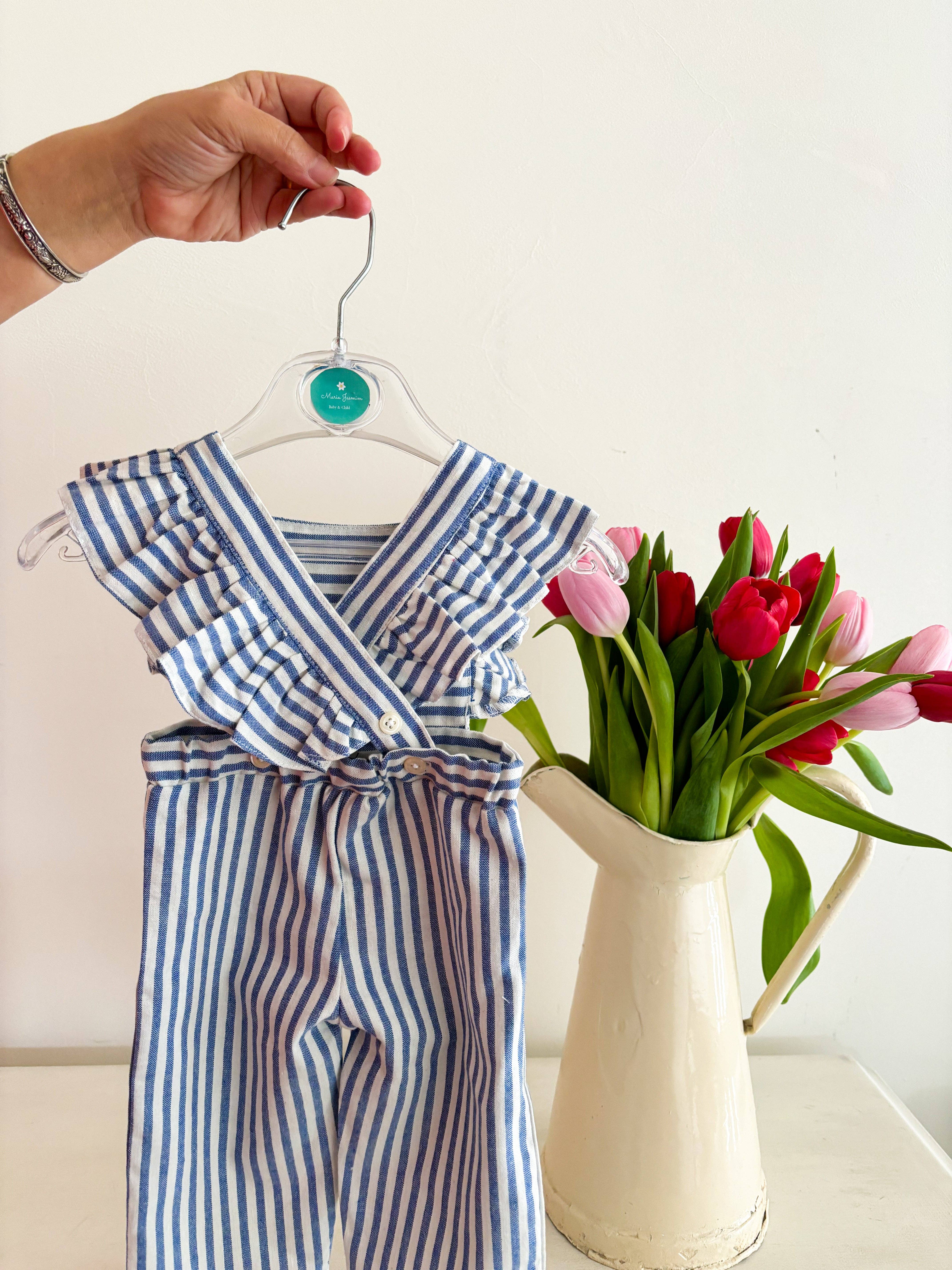 Maria Jasmim Baby & Child – Engroshandel Overalls - Baby – Blå stribet buksedragt med flæsedetaljer på stropperne3