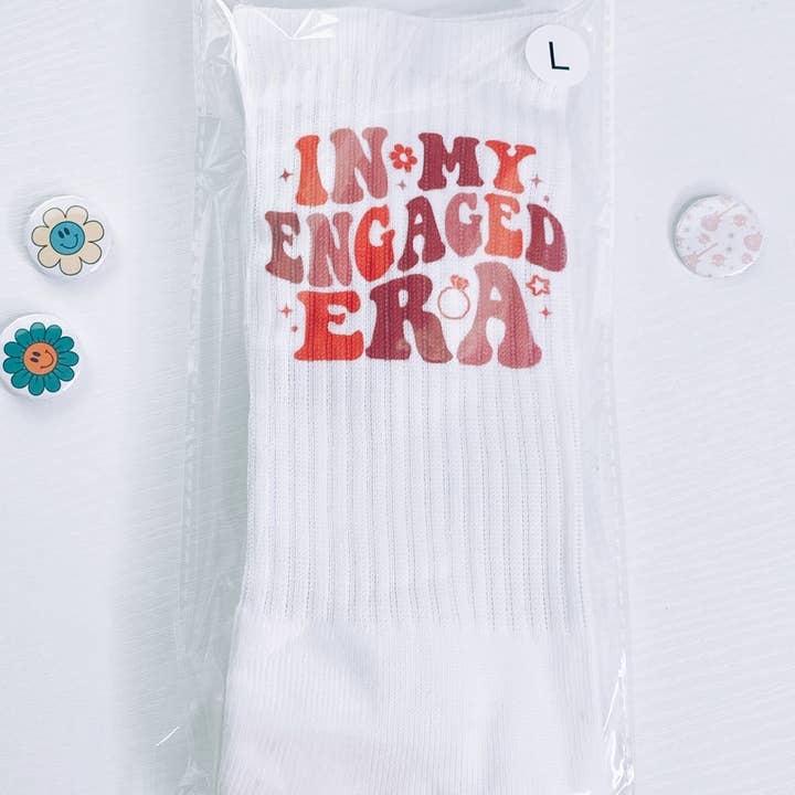 Chaussettes Engaged Era Crew, cadeau pour mariée, épouse, mariée rétro pour la vente par Bride Vibe Designs