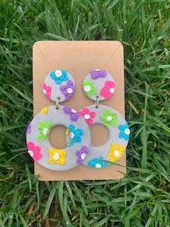 Créoles opales florales printanières pour la vente par Polymearrings Jewelry Co.