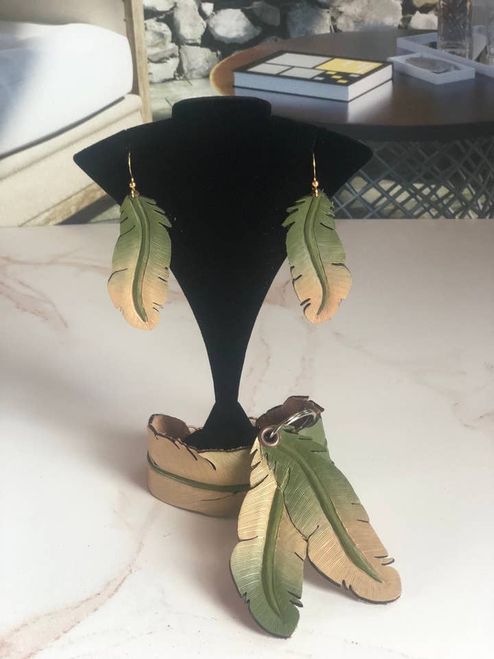 Lederfeder-Ohrringe Olivgrün, Festival-Ohrringe für den Großhandel von AnH Silvertip Designs