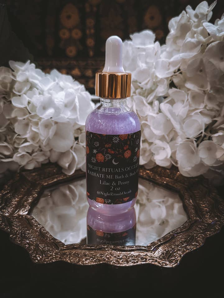 Radiate Me : Huile de bain et de pivoine chatoyante à la pivoine et au lilas pour la vente par Night Rituals Occult