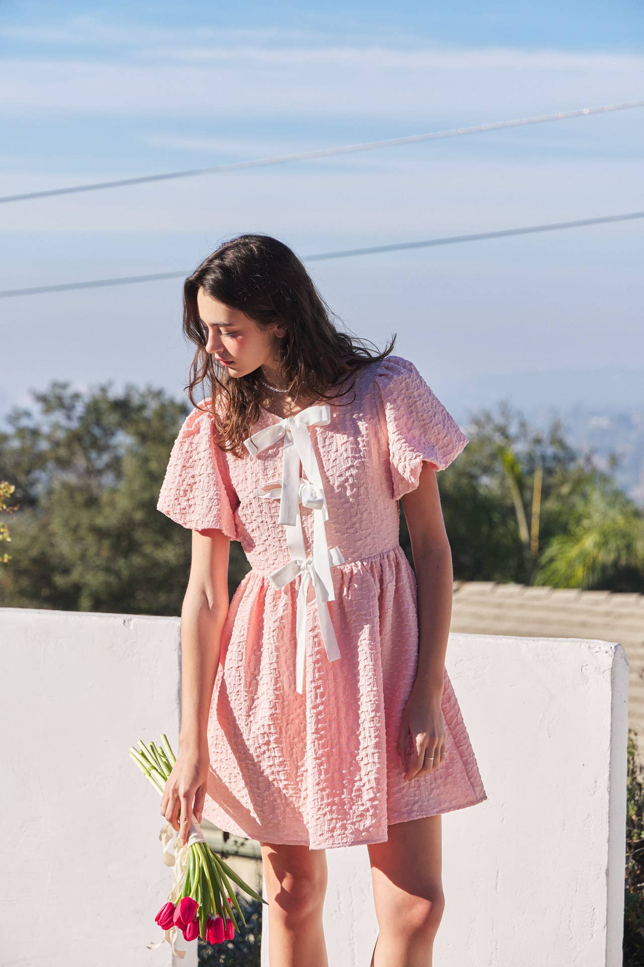 idem ditto – Großhandel Kleid – Damen – Mini-Kleid mit Bubbel-Textur, Schleifen-Detail vorne und Puffärmeln27